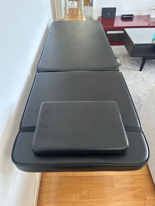 Marquesa fixa Quirumed – estrutura branca e estofado preto