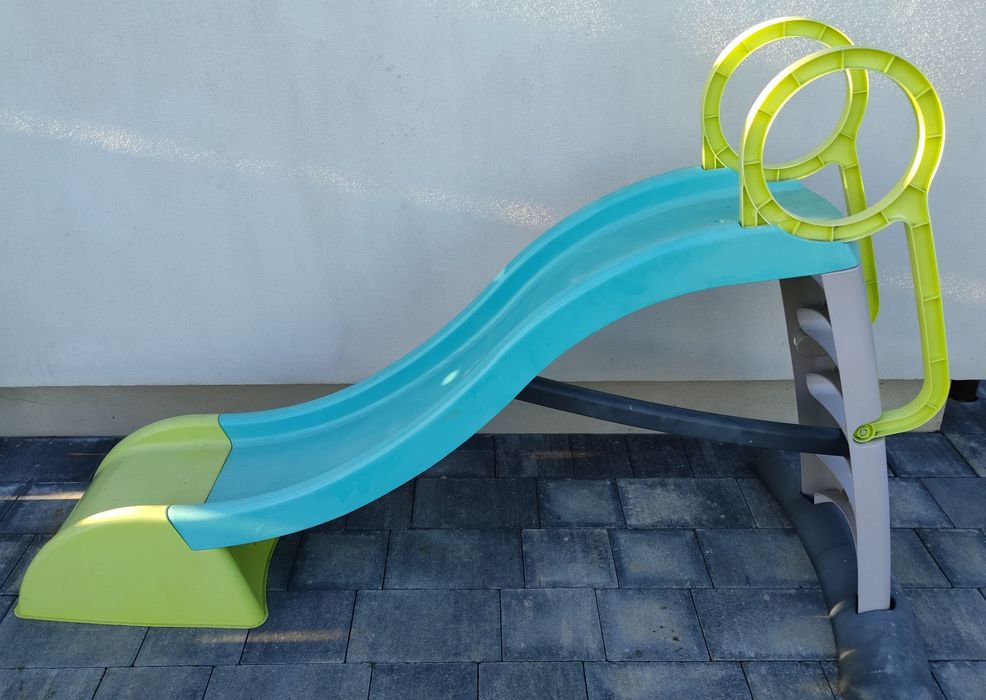 Domek i ślizgawka dla dzieci