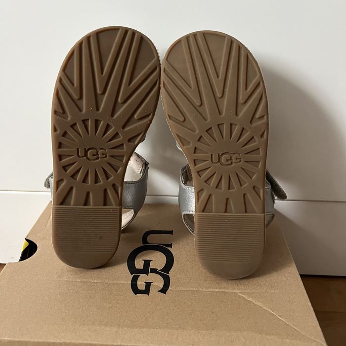 Sandałki srebrne Ugg rozmiar 27.5 Nowe
