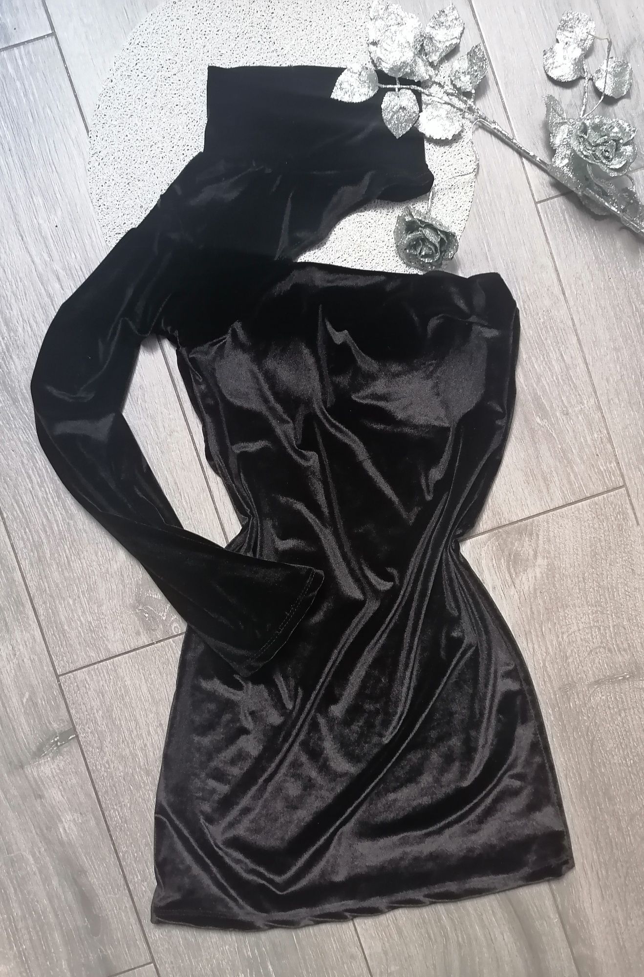 Czarna welurowa sukienka S /M