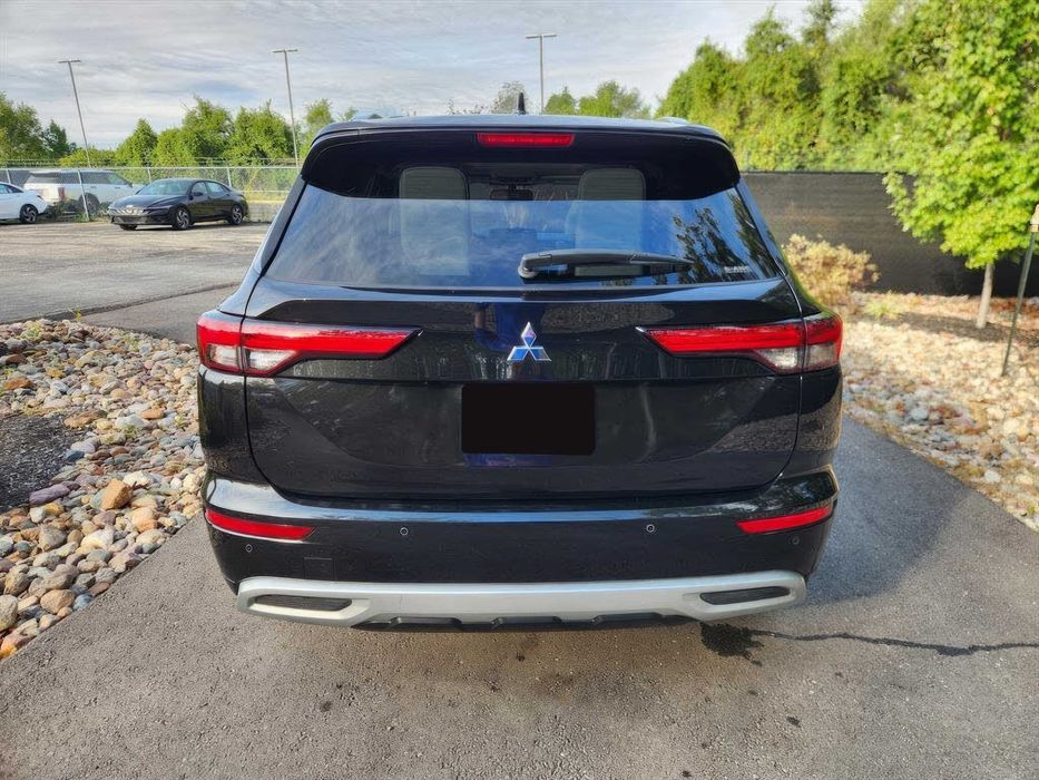 Mitsubishi Outlander      2024