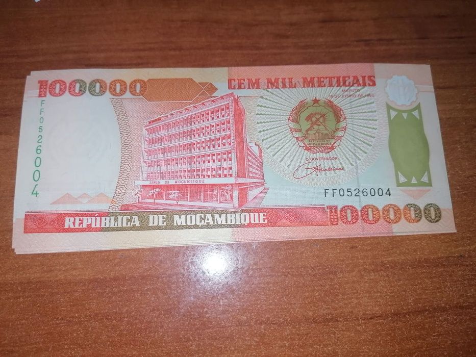 Nota nova de 100 000 meticais de Moçambique