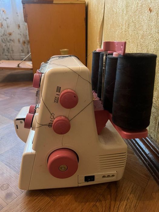 Оверлок и швейная машинка
