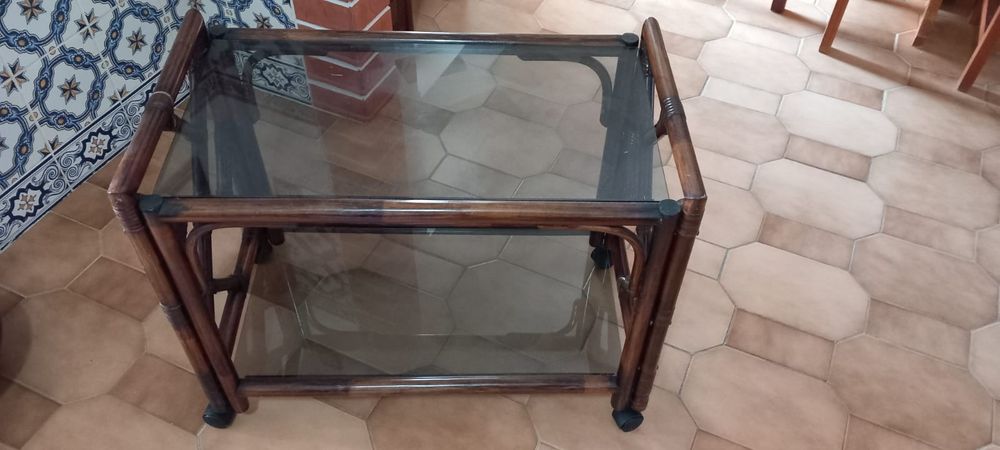 Móvel de apoio em bambu e tampo de vidro