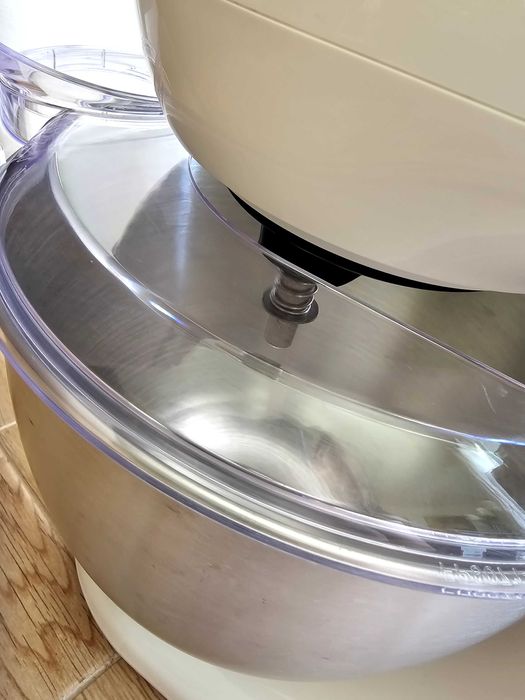 Robot planetarny Bergner Kremowy