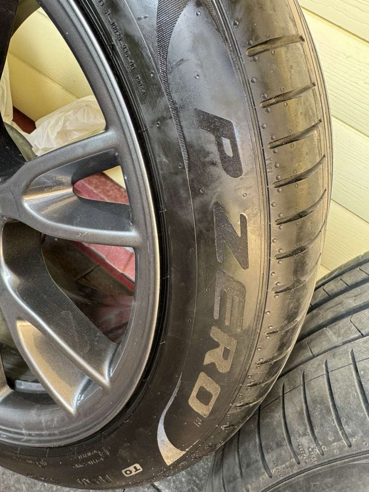 Комплект дисків різношироких з шинами R19 на Tesla
