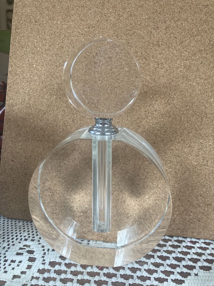 Kryształowy flakon na perfumy