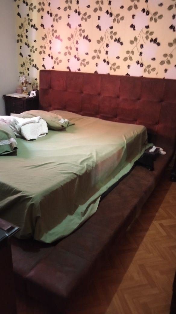 Vendo cama box perfeita condições com grades de fibra .