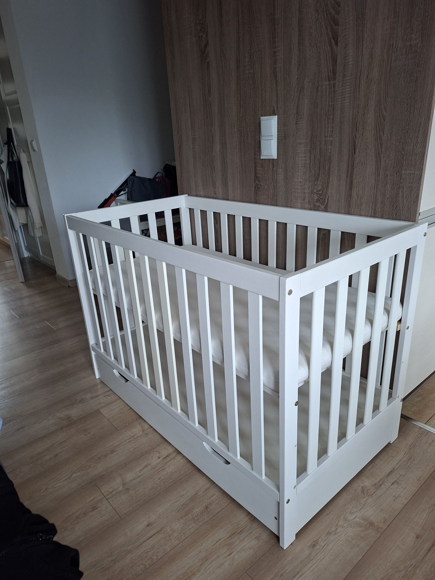 Łóżeczko Zbyszek dla dziecka z materacem. szufladą i wyjmowanymi szcze