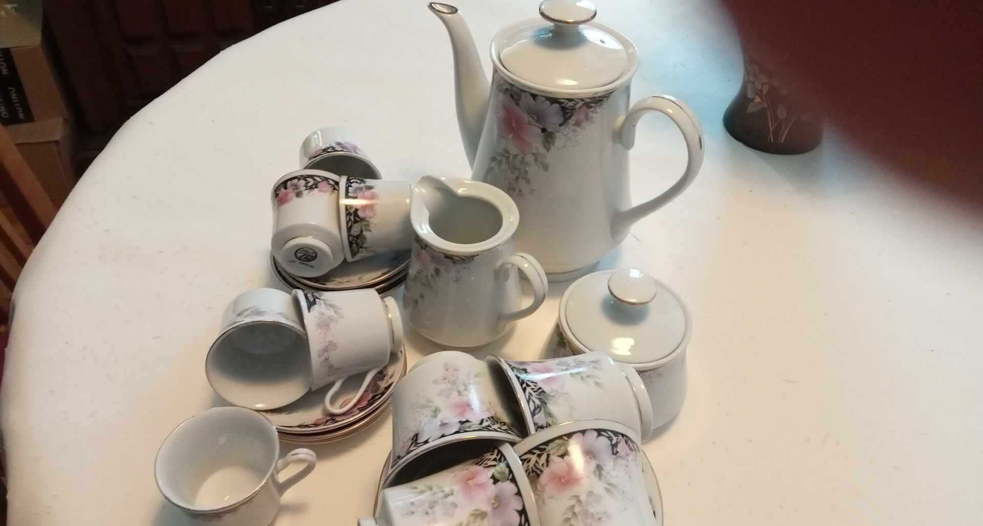 Serviço de porcelana de jantar + café e chá (incompleto)