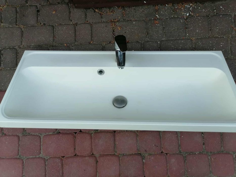 Umywalka łazienkowa z baterią
