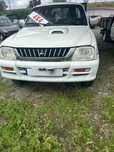 Mitsubishi L200 4x4    4 lugares