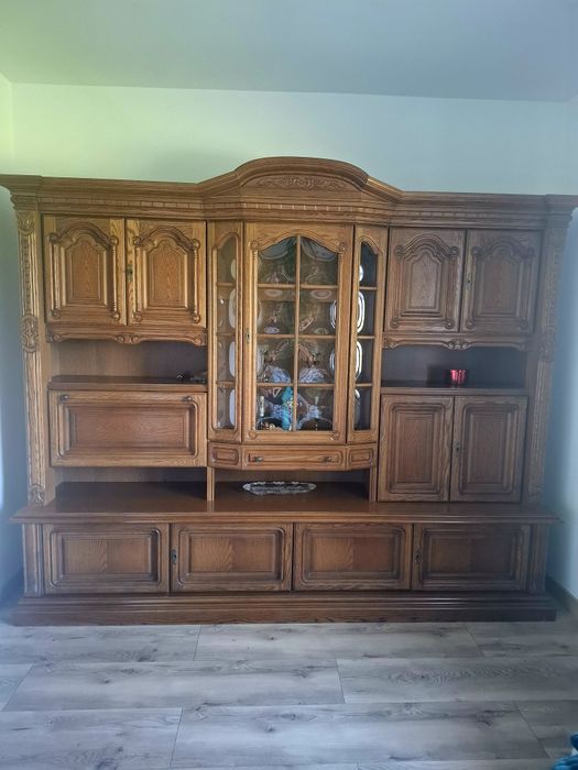 Dębowa meblościanka.