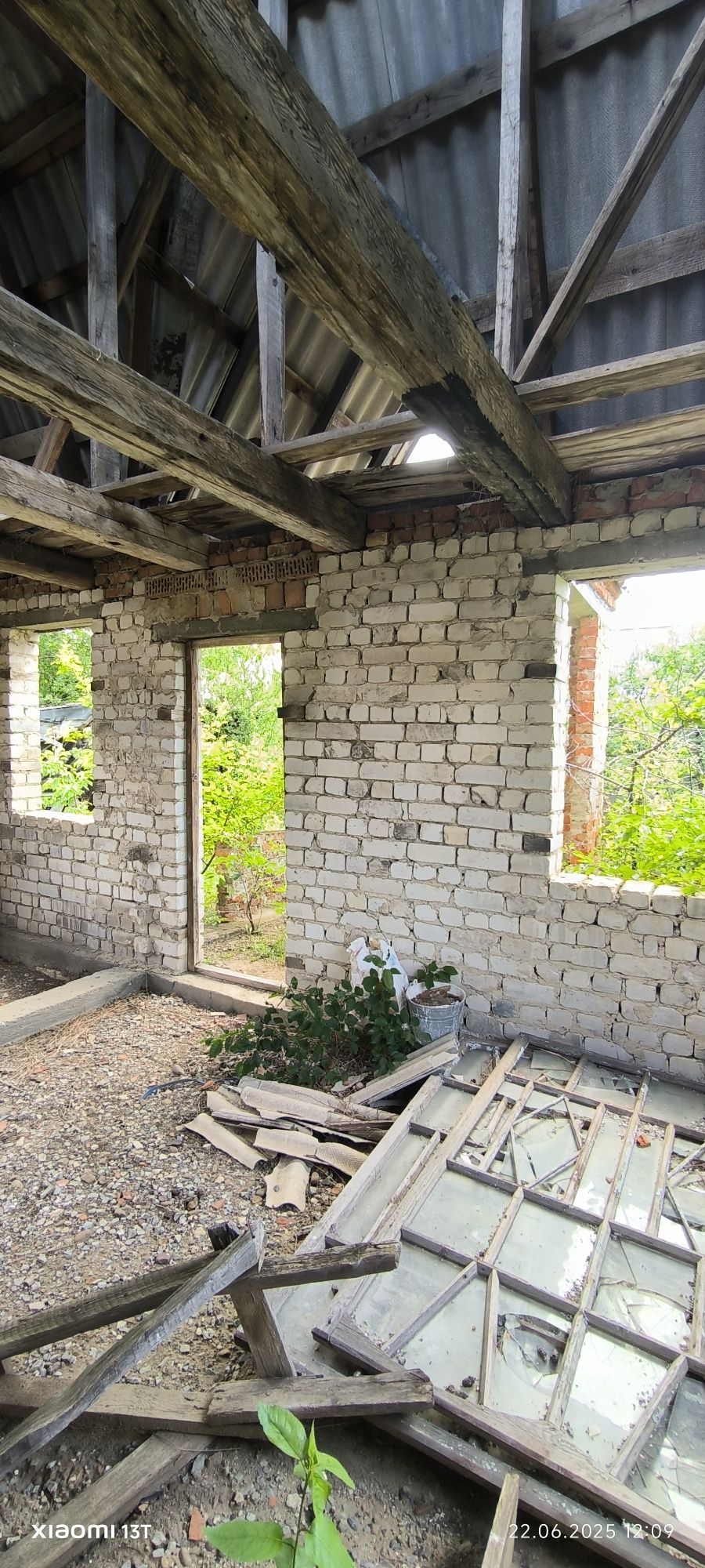 Земельна ділянка з недобудованим будинком