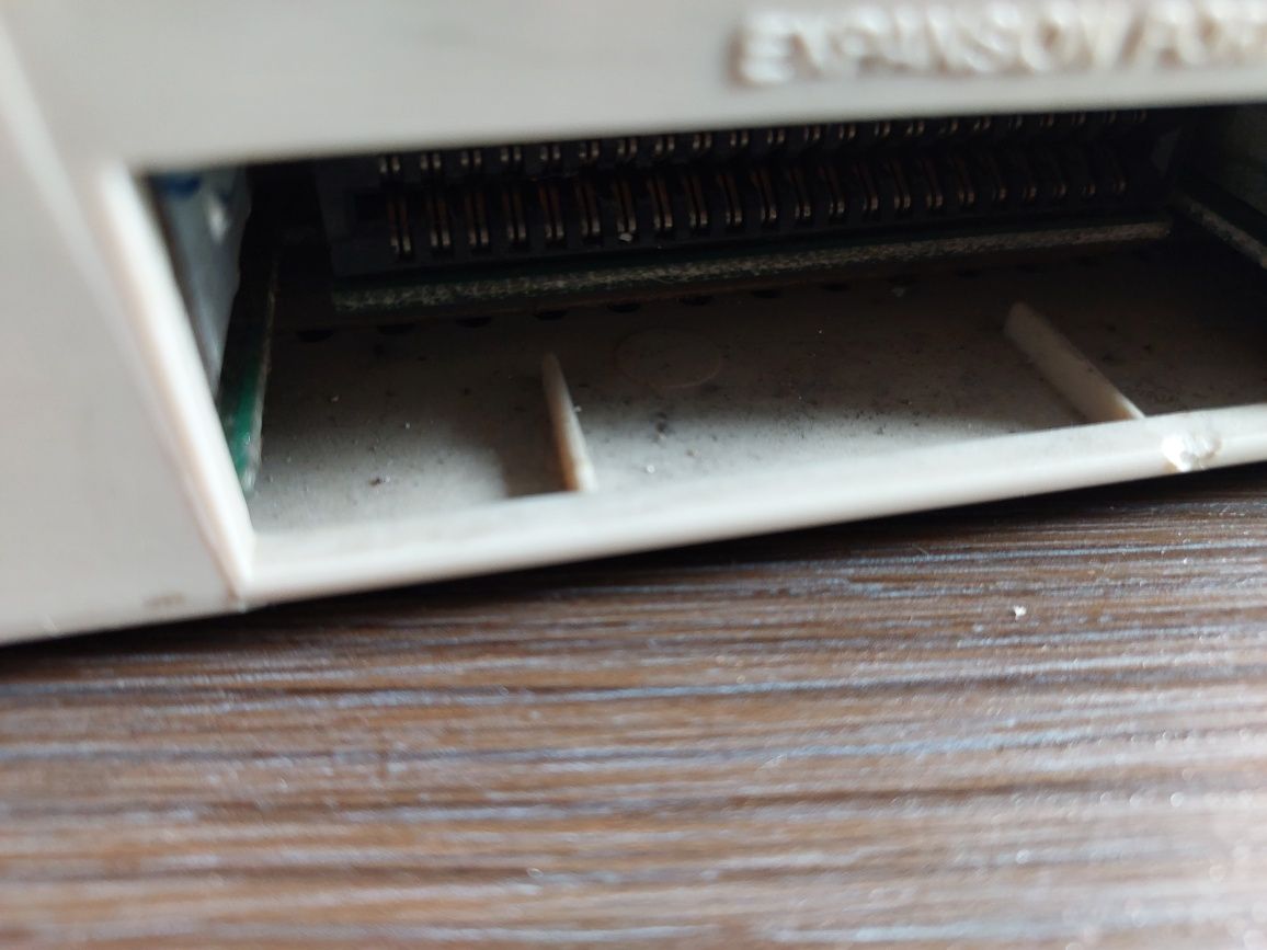 szczerbaty Commodore c64 z instrukcją