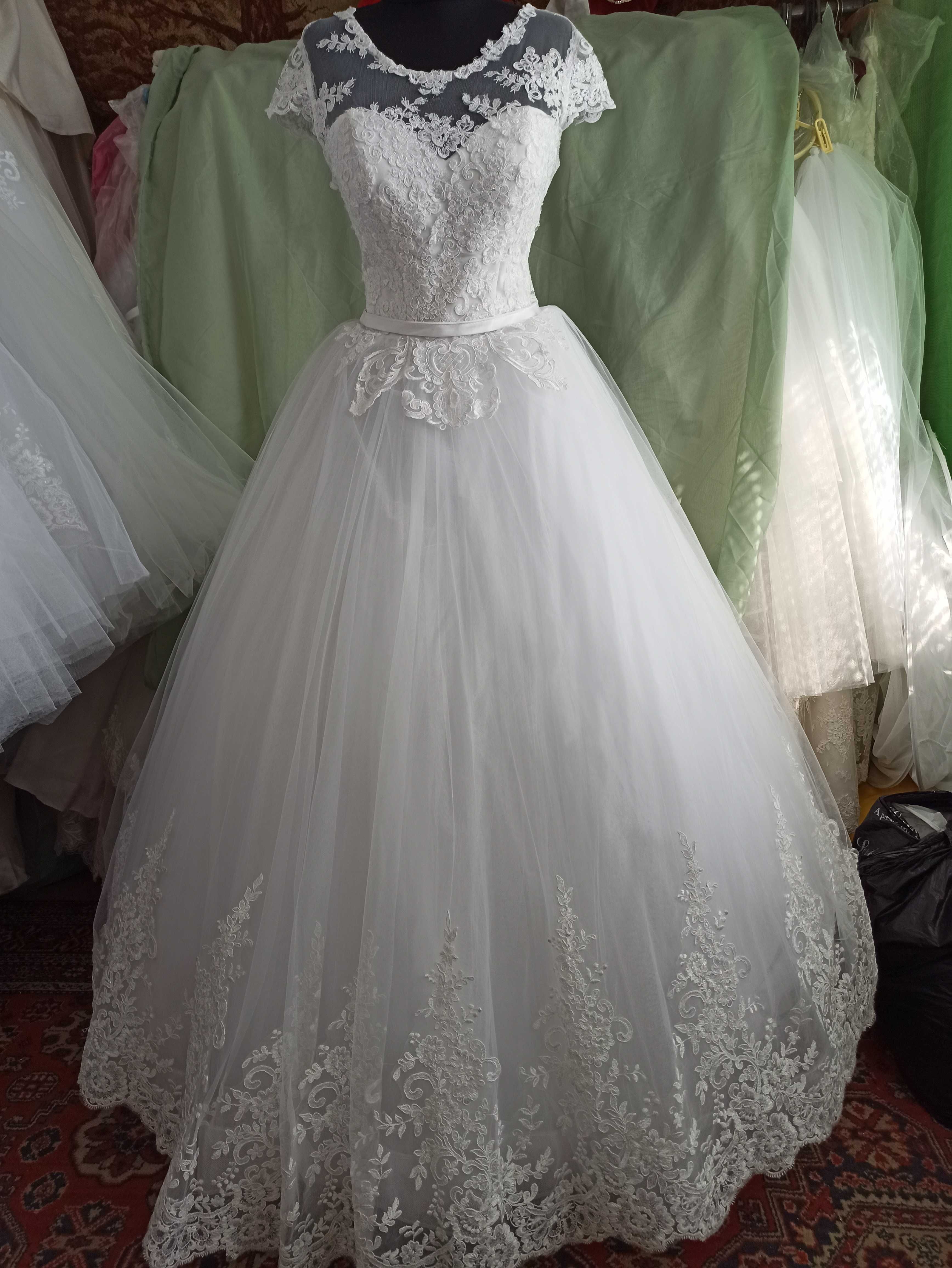 Красивое свадебное платье с кружевной юбкой.