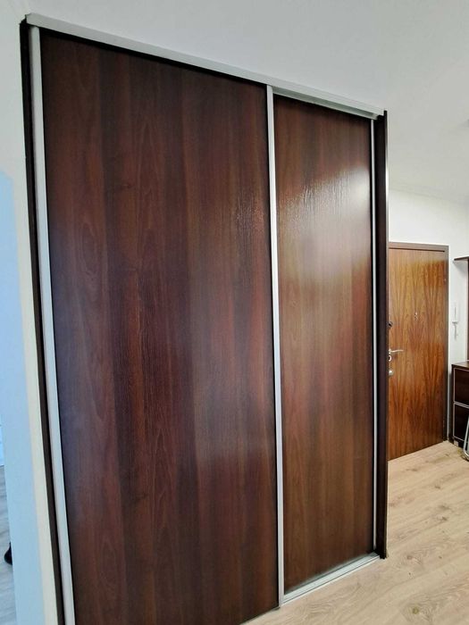 Szafa zabudowana z garderobą - zdemontowana z szynami, półkami