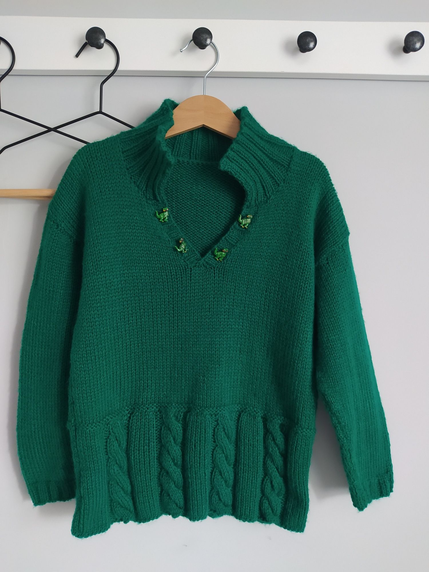 Zielony sweter robiony na drutach, warkocze
