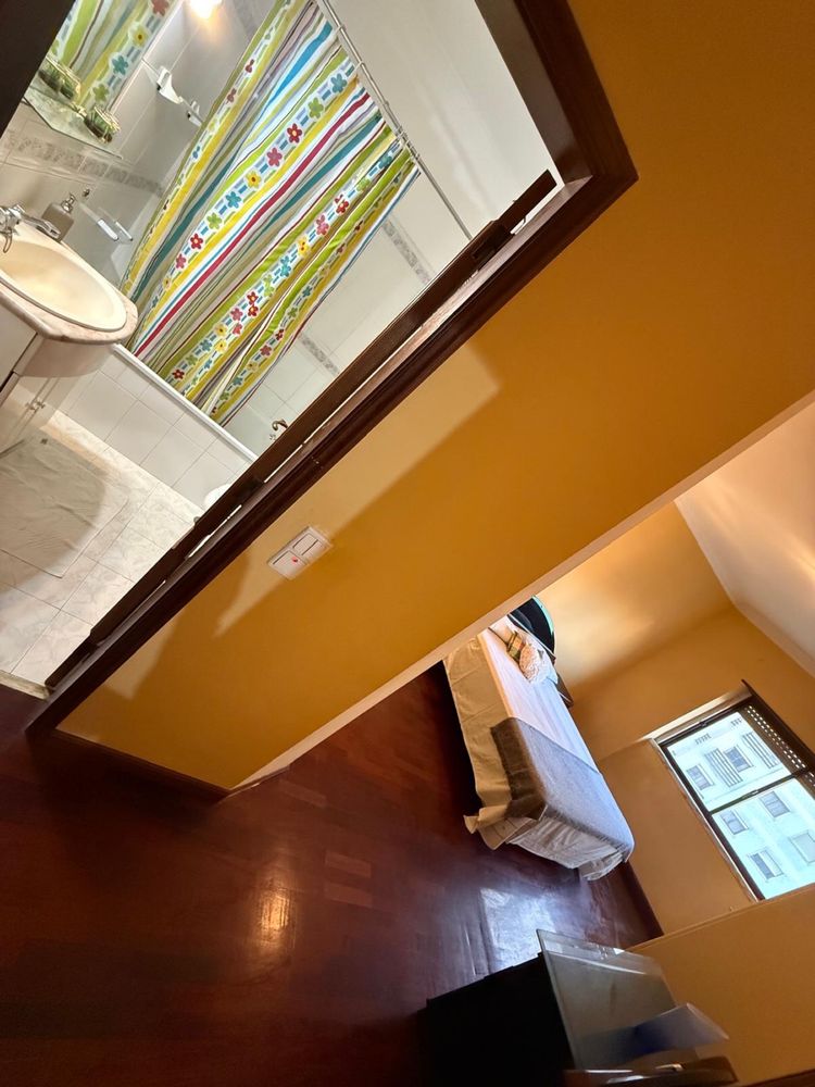 QUARTO com casa de banho privativa 2 camas em Massamá