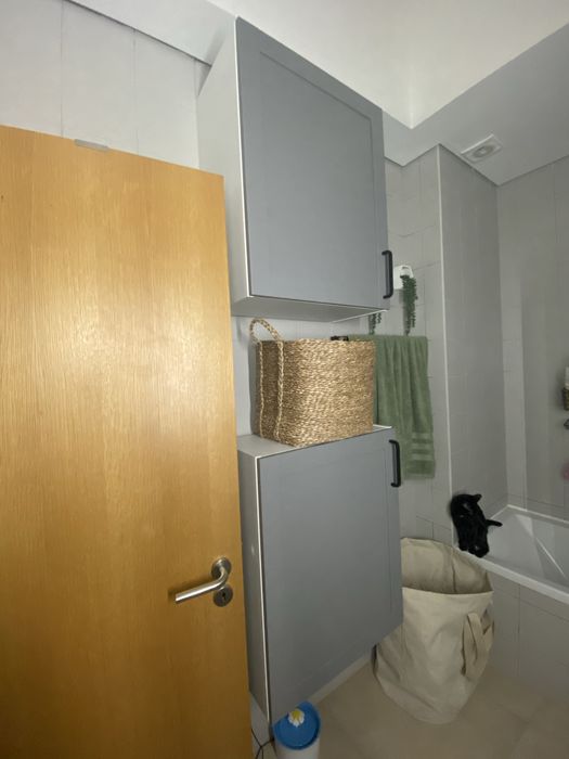 Vendo 2 Armários IKEA — Branco e Cinza, com Puxadores Pretos