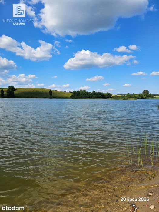 Działka nad jeziorem z linią brzegową
