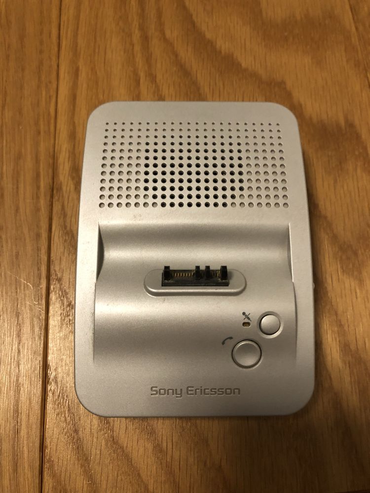 Telefon Sony Ericsson k700i + ładowarka +biurkowy zestaw glośnomówiący