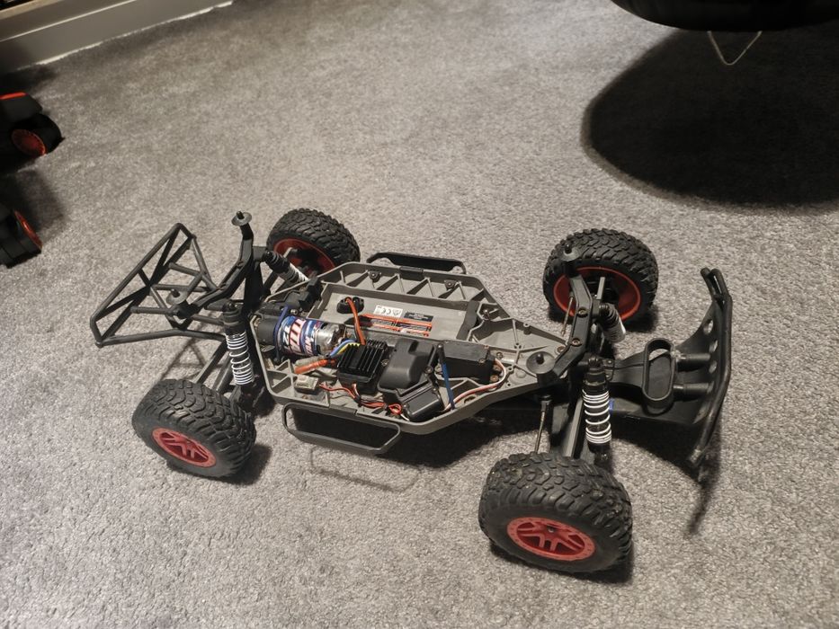 TRAXXAS slash 4WD (ładowarka + 2 Akumulatory gratis)