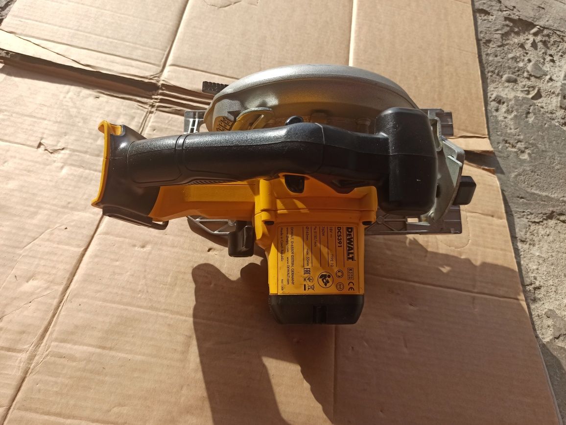 Pilarka Tarczowa DeWalt DCS391