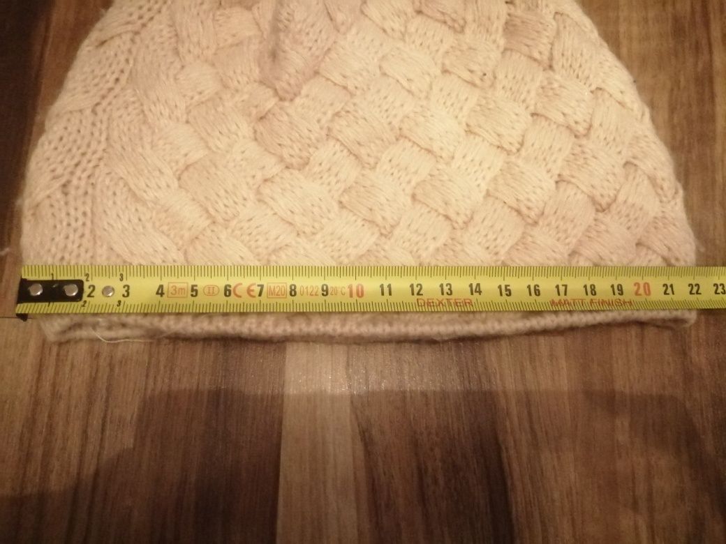 Beretka dziecięca z  ociepleniem z pomponem