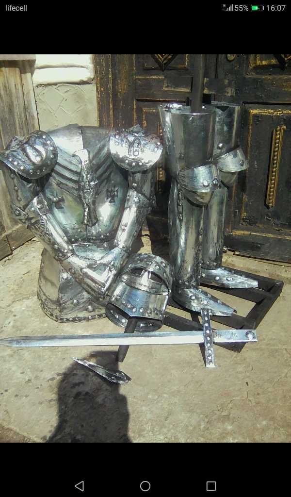 Рицар у повний зріст, метал