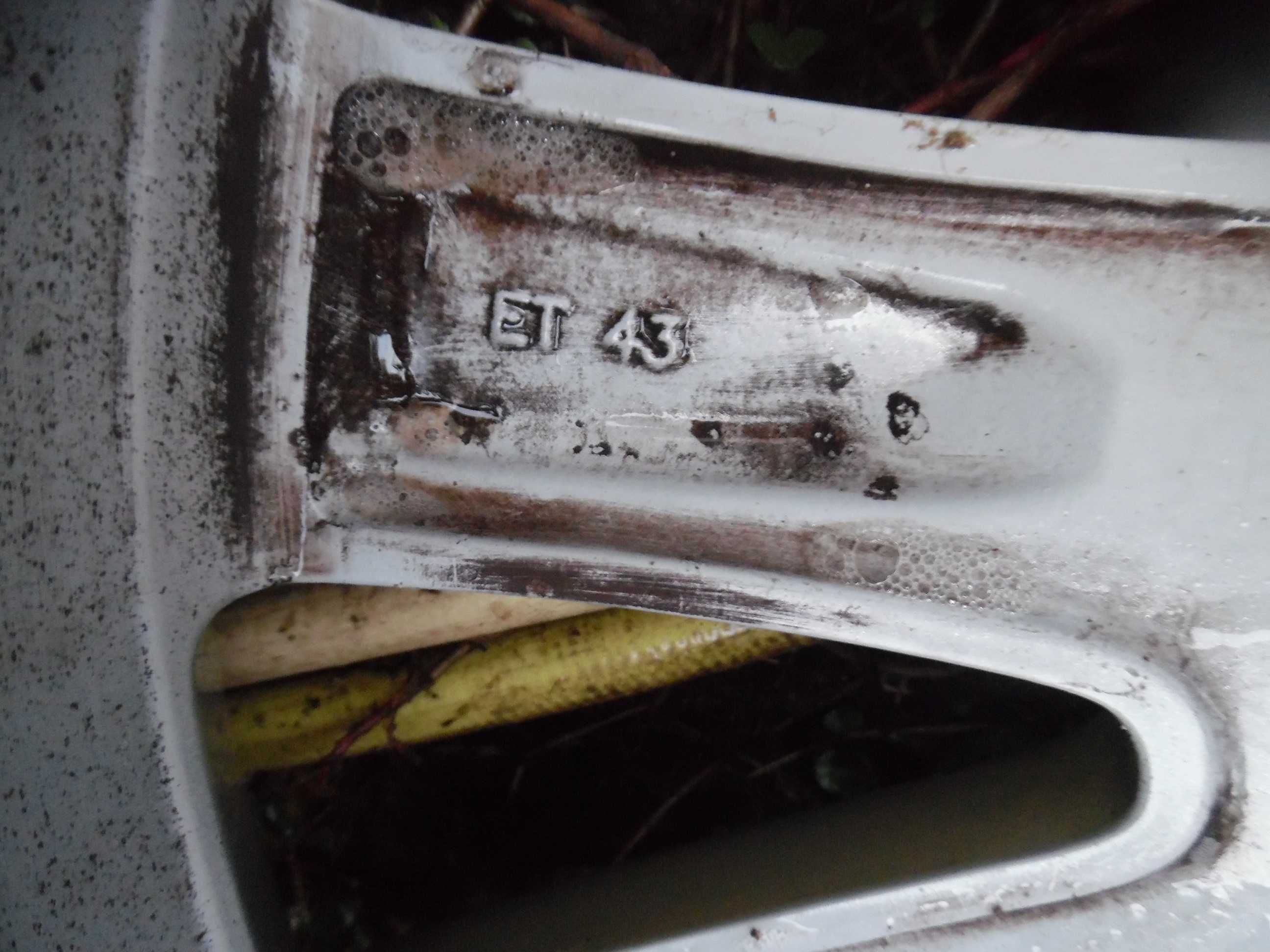 Sprzedam 2 felgi  17 cali volkswagen Tiguan 7J X 17 H2