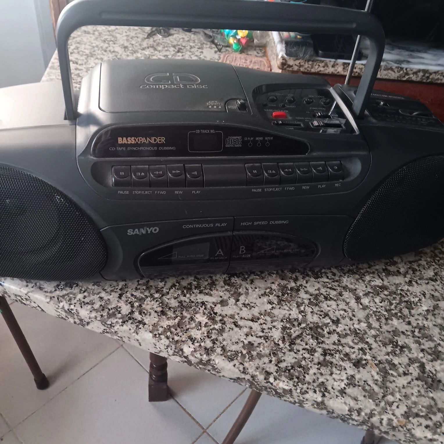 Vendo radio muito potente com leitor de cassetes