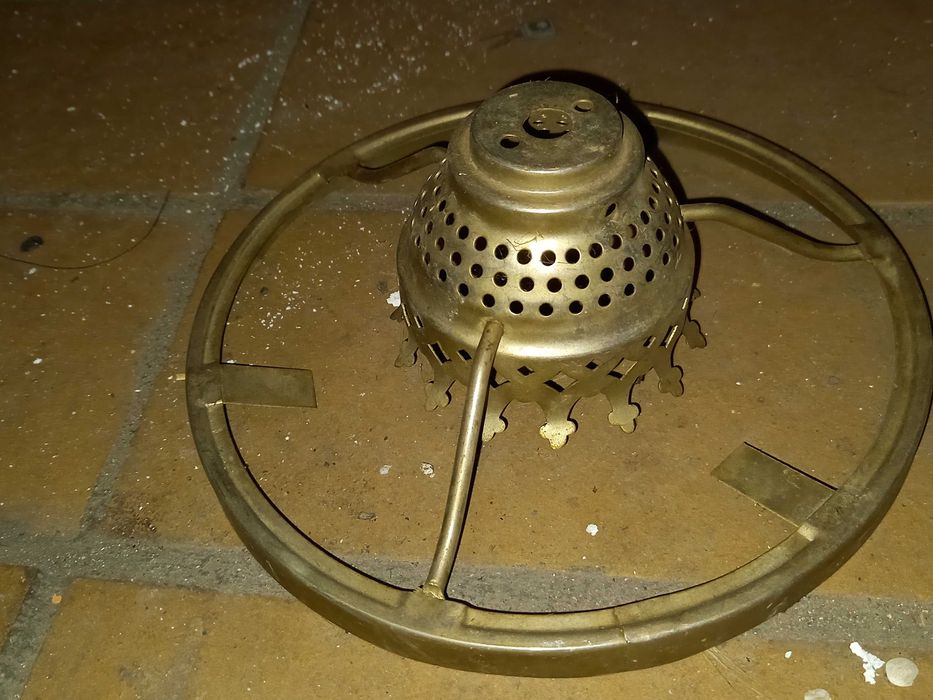 Element starej lampy, chyba naftowej