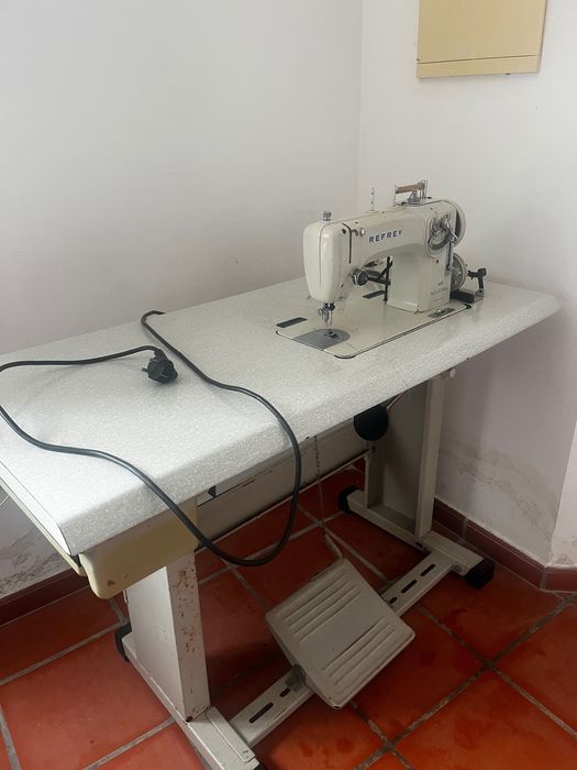 Máquina de costura Refrey Industrial  c/mesa e elétrica