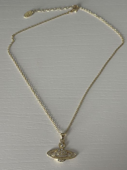 Elegancki naszyjnik w kolorze zlotym  — widoczny wisior, vintage vibe