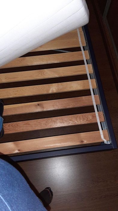 Cama individual com colchão