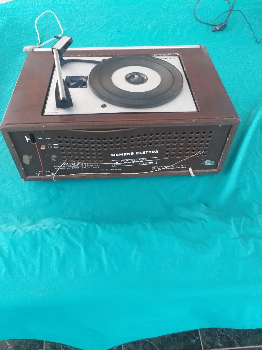 Rádio e gira discos antigo