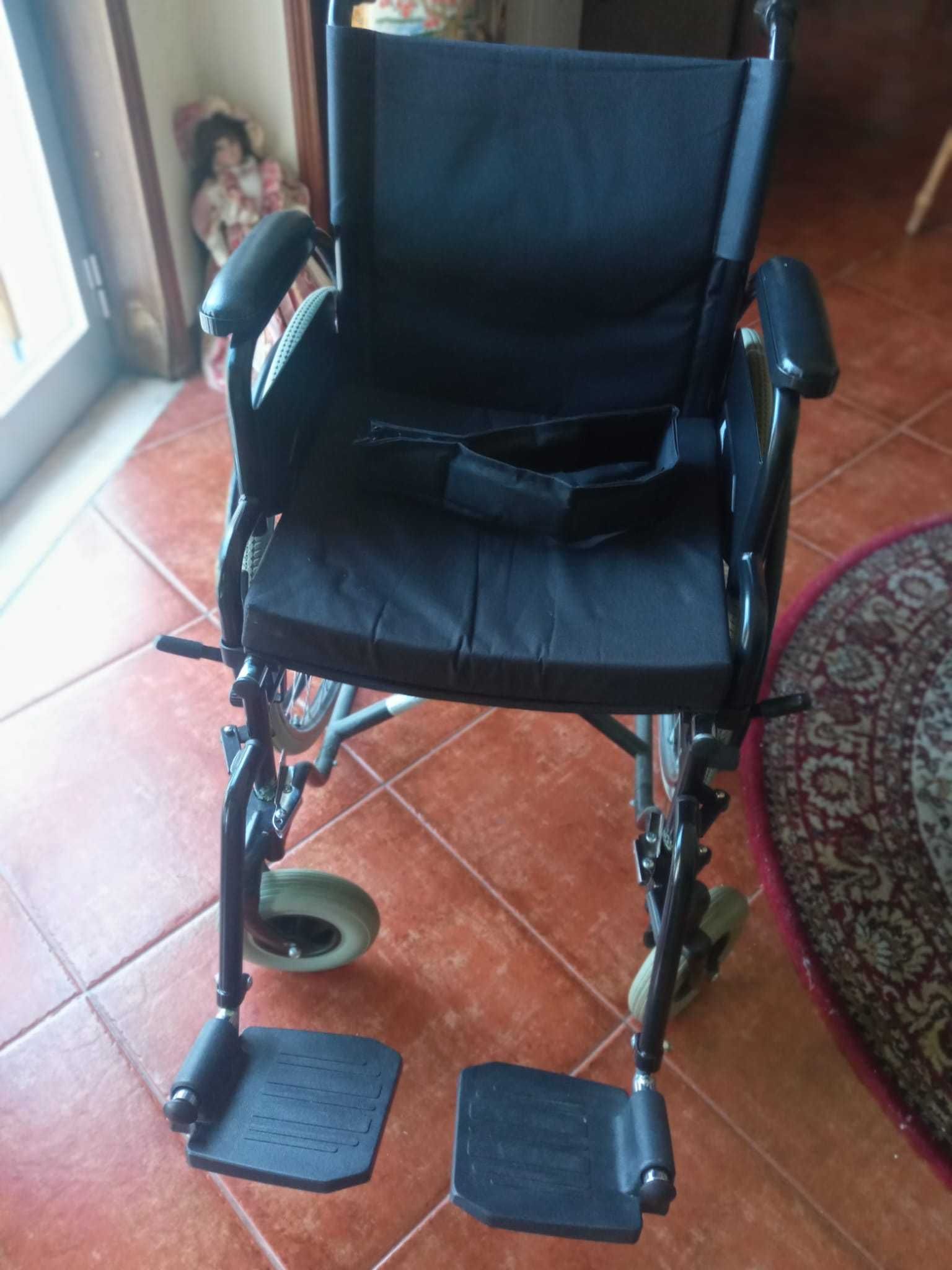 Cadeira de Rodas e Andarilho de rodas com travão e cesto