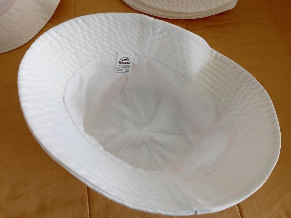 Chapéus em tecido brancos