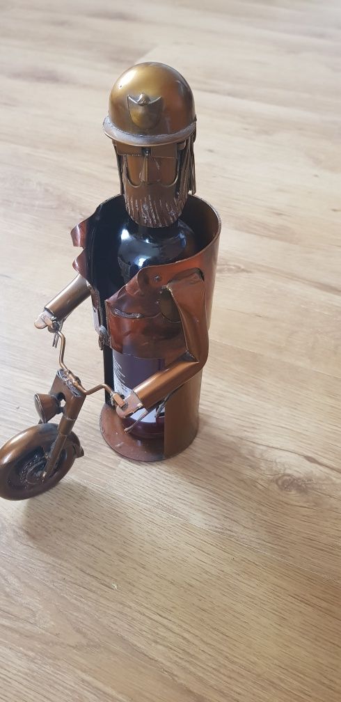 Stojak z metalu na butelkę
