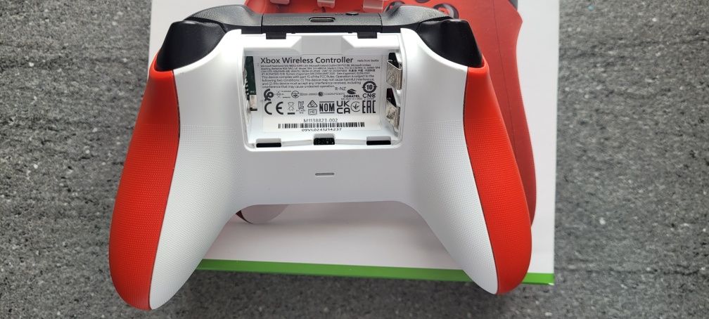Pad xbox series Red z dryfem lewej gałki.