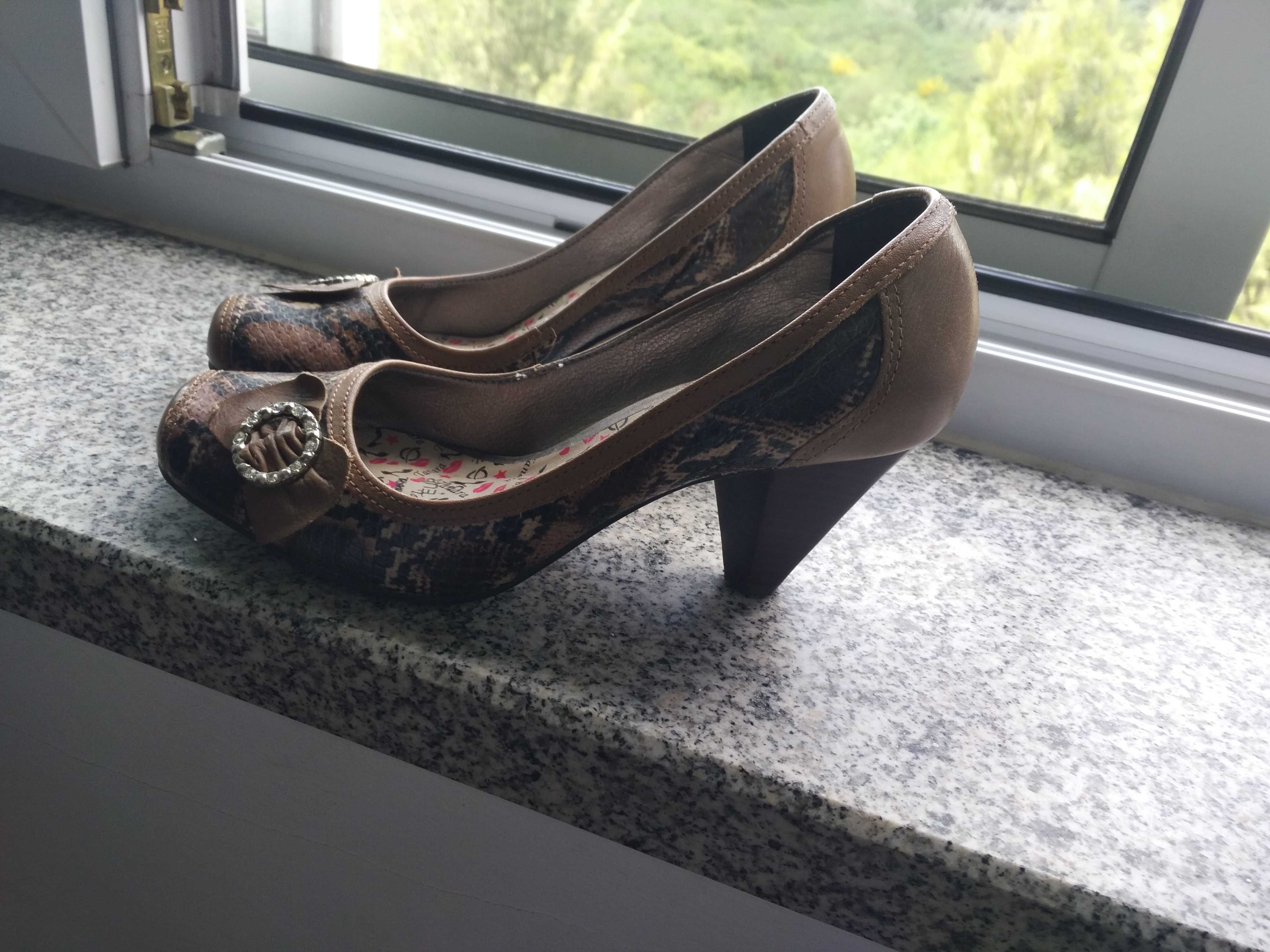 Sapatos Senhora com aplicação de metal e brilhantes