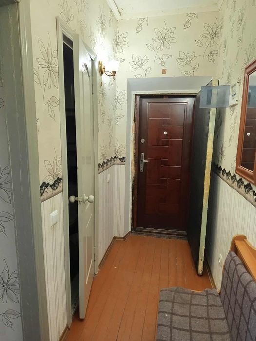 Продається простора 2-кімнатна квартира у цегляному будинку, готова до