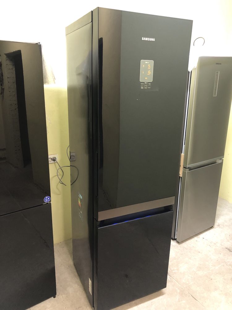 Холодильник Samsung чорне скло RL55VTEBG