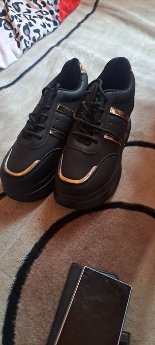 Buty damskie z wysoką podeswą rozmiar 39