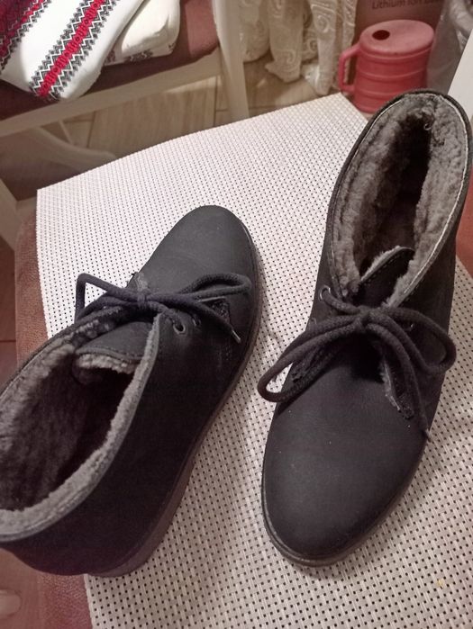 Ботинки чоловічі чорні з нубука на натуральному хутрі від Clarks