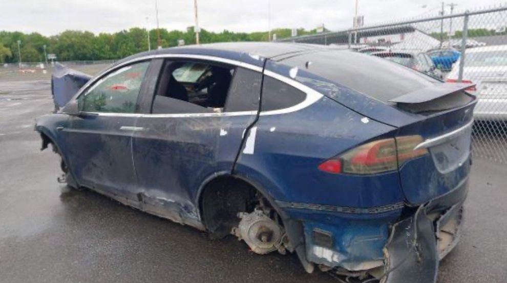 Тесла X продаж в дорозі