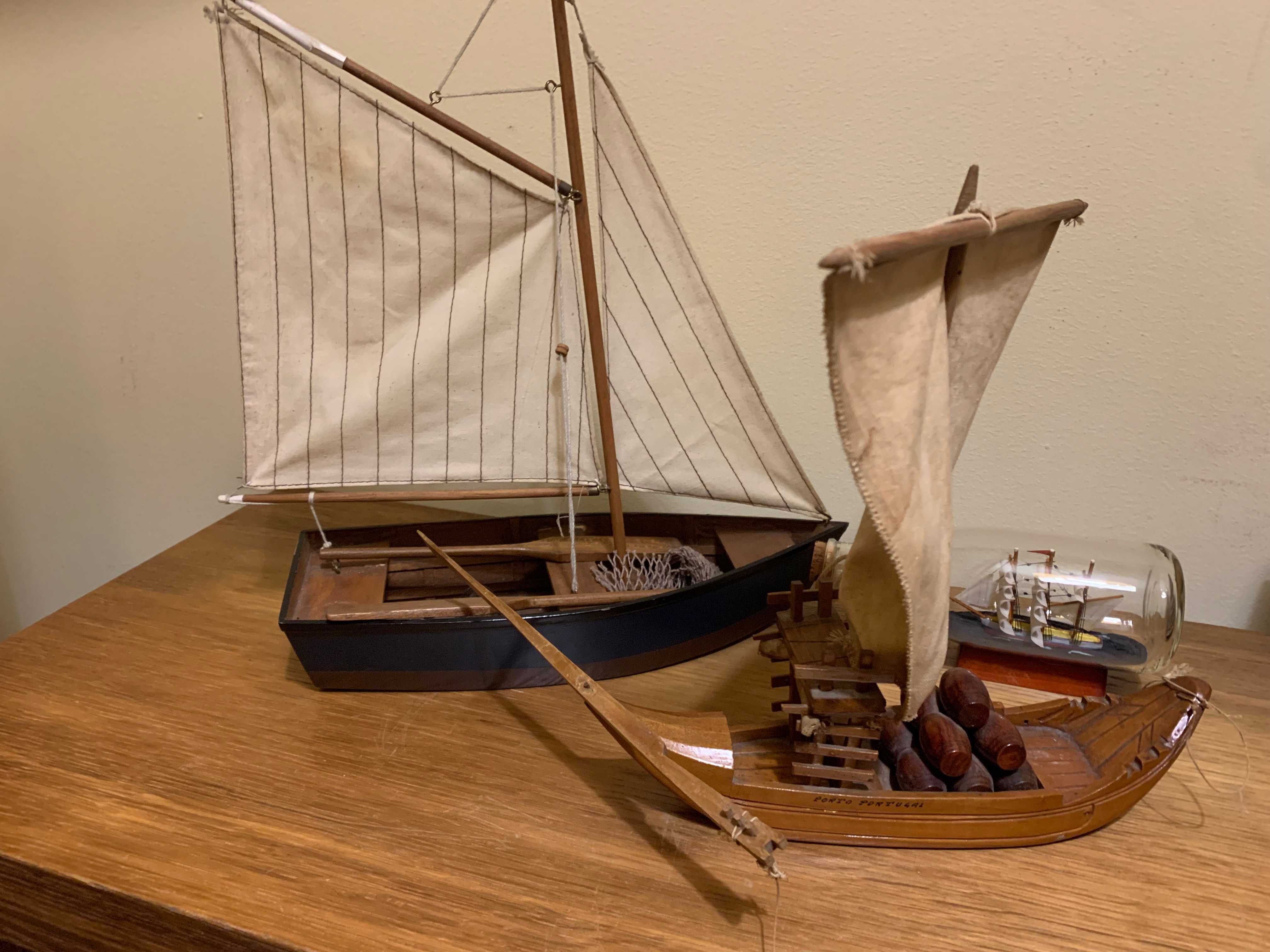 Dois barcos em madeira um rabelo e um de pesca