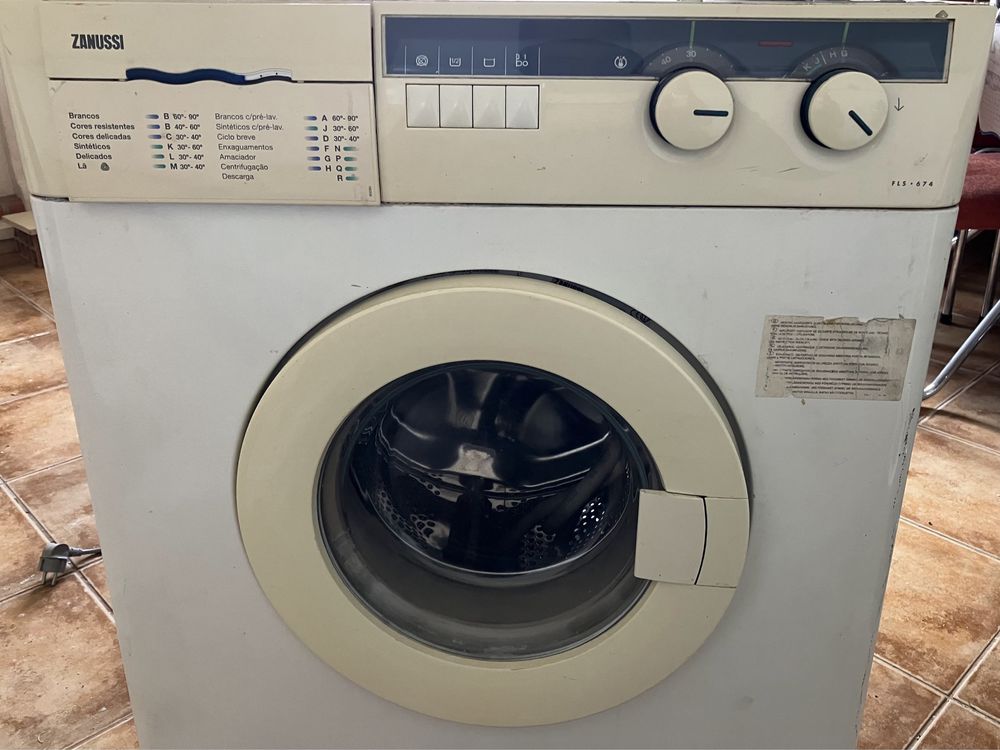 Maquina lavar roupa Zanussi FLS-674