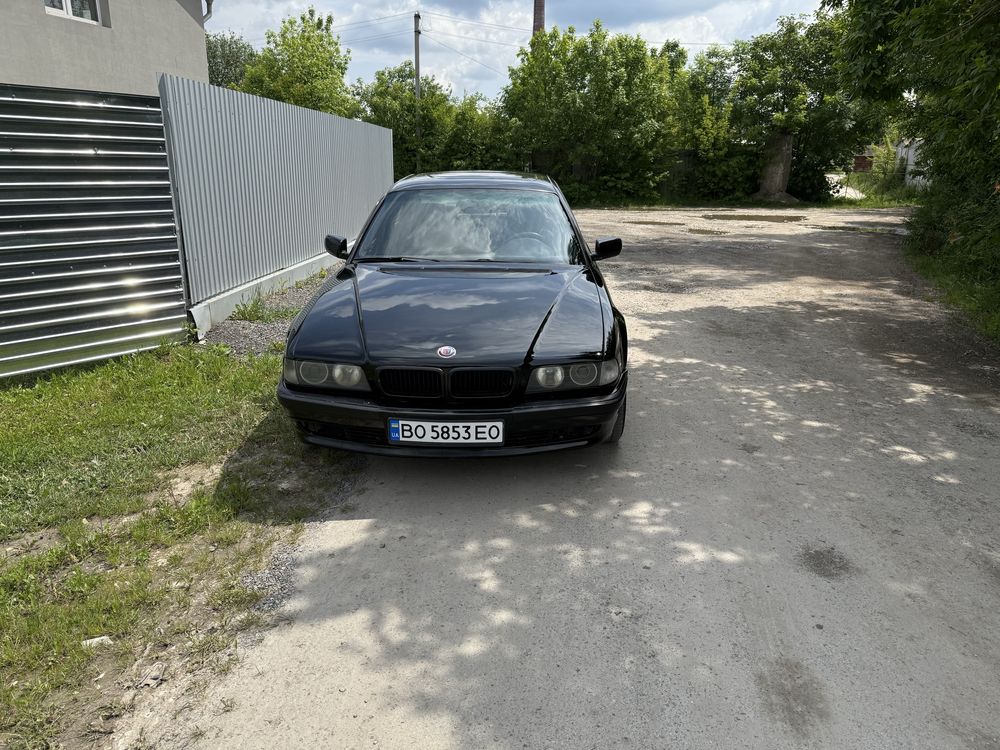 BMW 7 e38 Чорна газ бензин